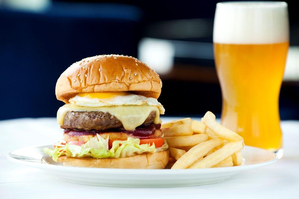 Hong Kong Skycity Marriott Hotel Kültér fotó A cheeseburger with chips and a beer