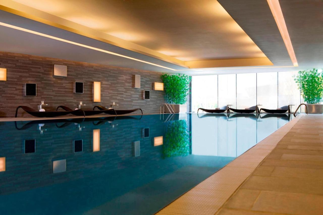 Hong Kong Skycity Marriott Hotel Kültér fotó The swimming pool at The Spa at The Landmark