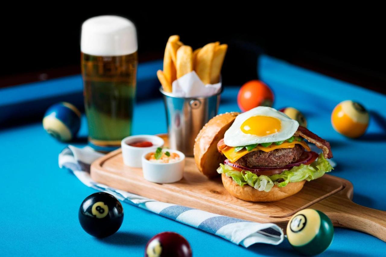 Hong Kong Skycity Marriott Hotel Kültér fotó A burger with an egg and bacon