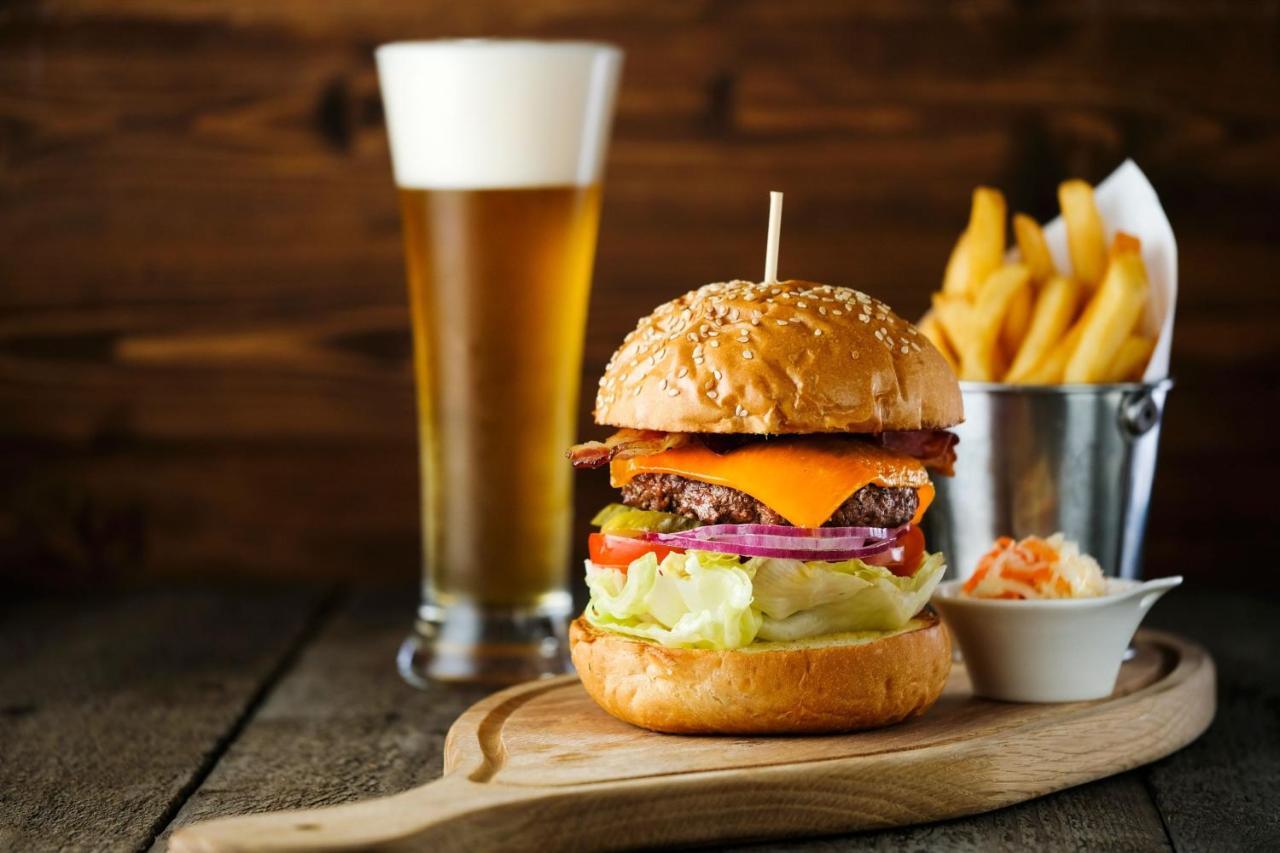 Hong Kong Skycity Marriott Hotel Kültér fotó A hamburger with beer and chips