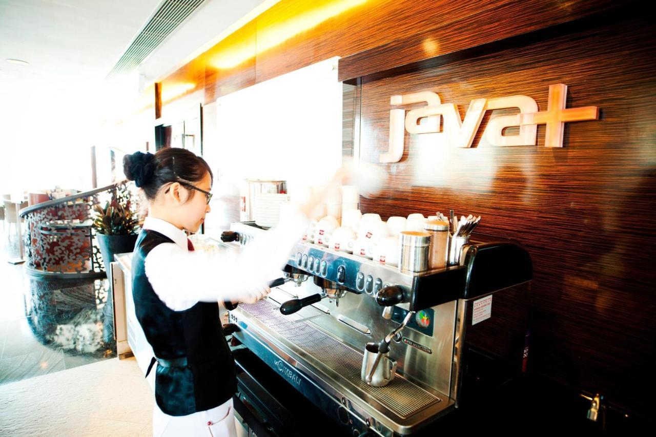 Hong Kong Skycity Marriott Hotel Kültér fotó A barista at work
