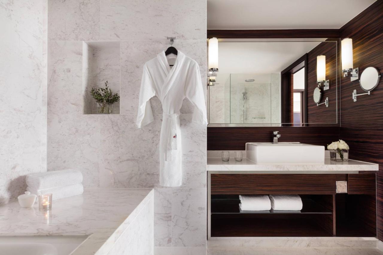Hong Kong Skycity Marriott Hotel Kültér fotó A bathrobe hanging on a shower door
