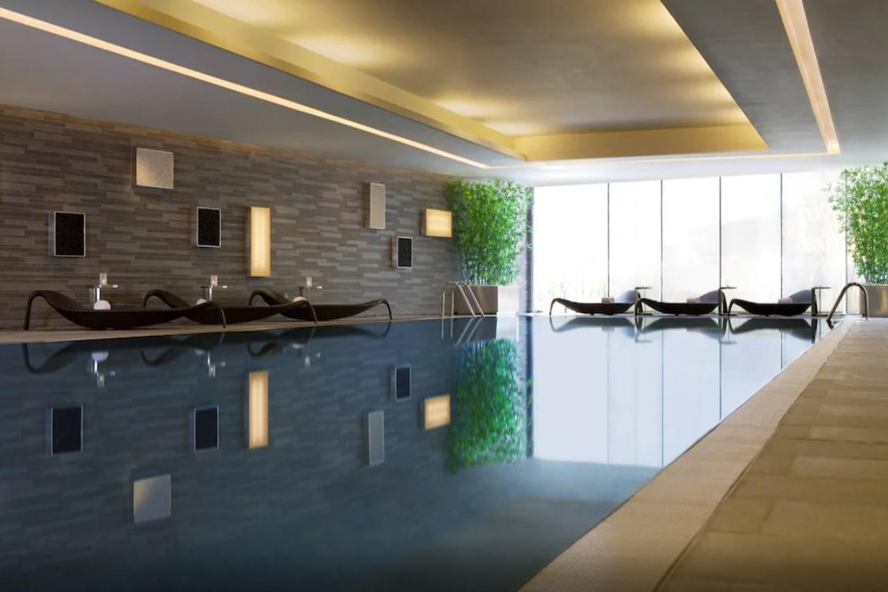 Hong Kong Skycity Marriott Hotel Kültér fotó The pool at the spa