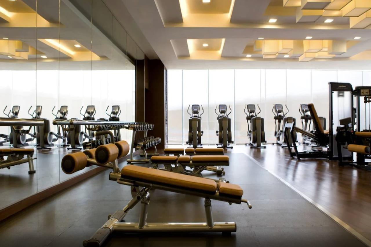 Hong Kong Skycity Marriott Hotel Kültér fotó The gym at the hotel