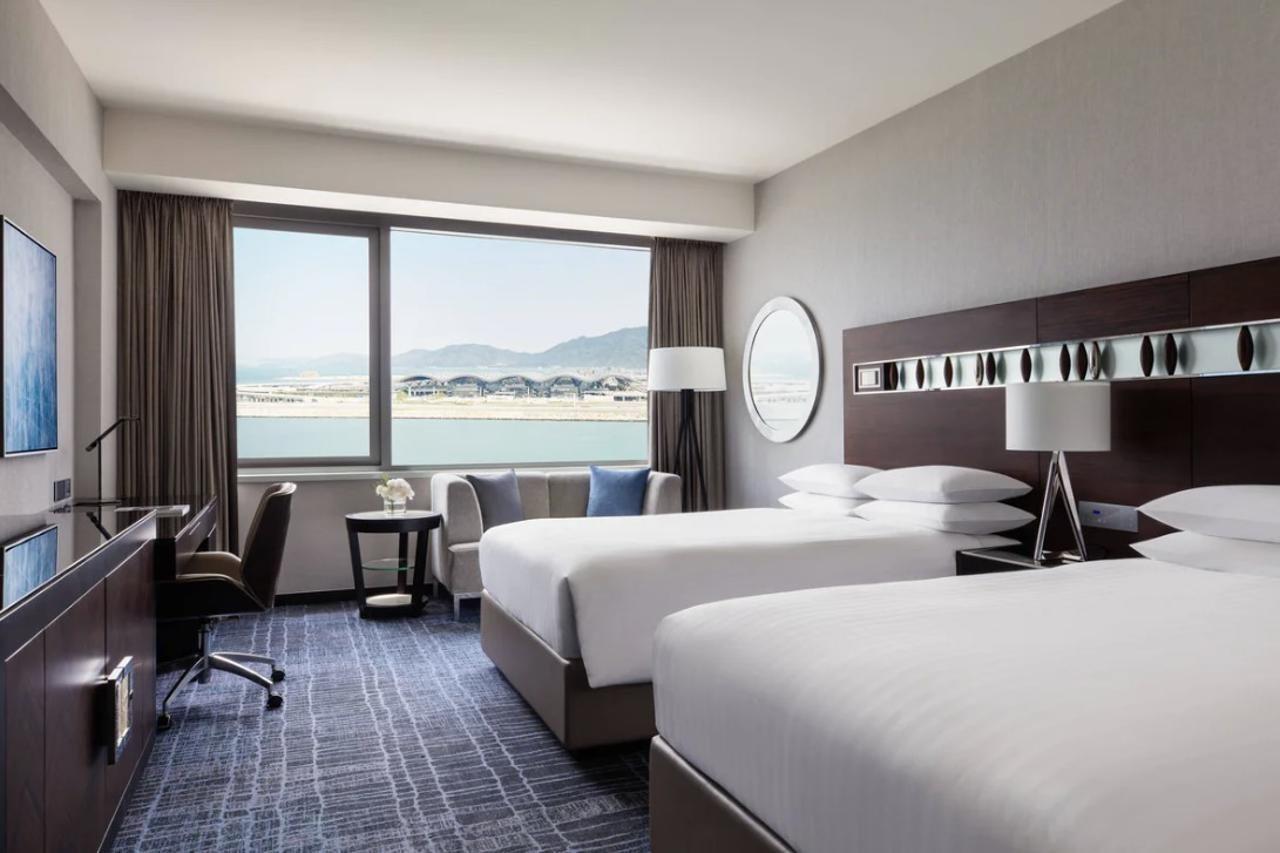 Hong Kong Skycity Marriott Hotel Kültér fotó A guest room at the hotel