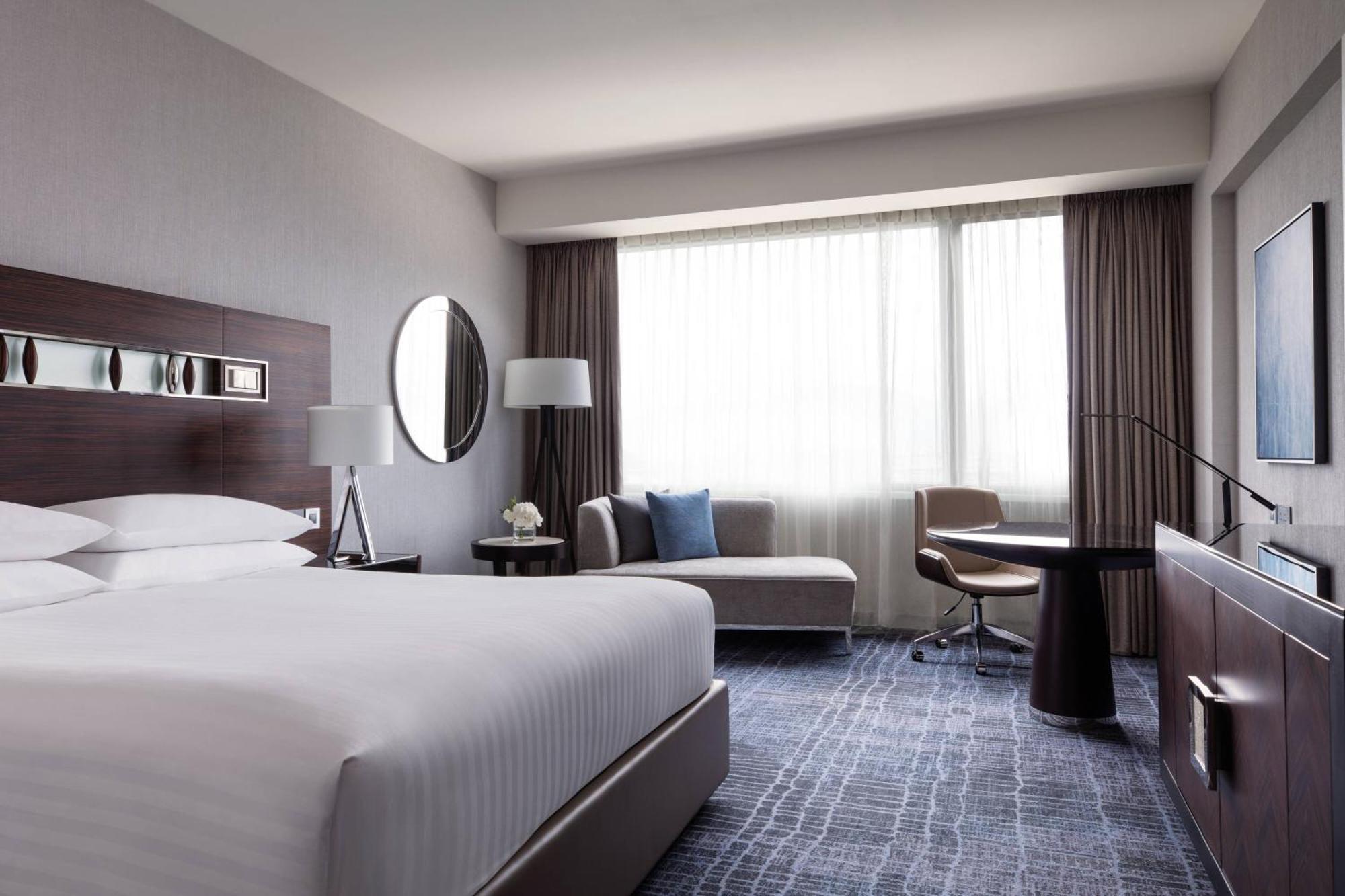 Hong Kong Skycity Marriott Hotel Kültér fotó A guest room at the hotel