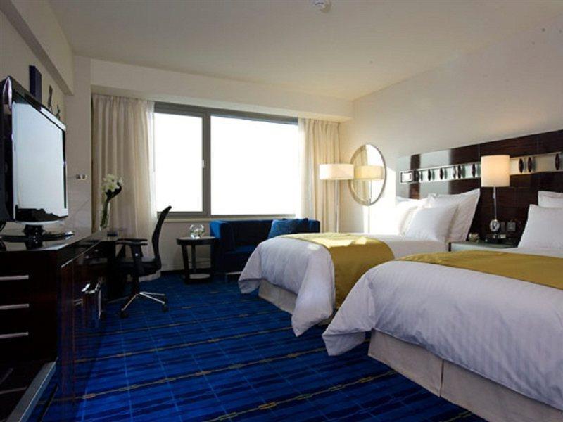 Hong Kong Skycity Marriott Hotel Szoba fotó A room at the Renaissance Boston Harborview