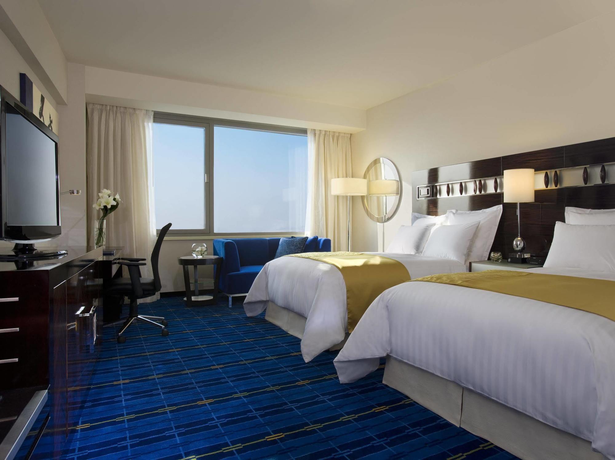 Hong Kong Skycity Marriott Hotel Szoba fotó A guest room at the Westin Palace Madrid