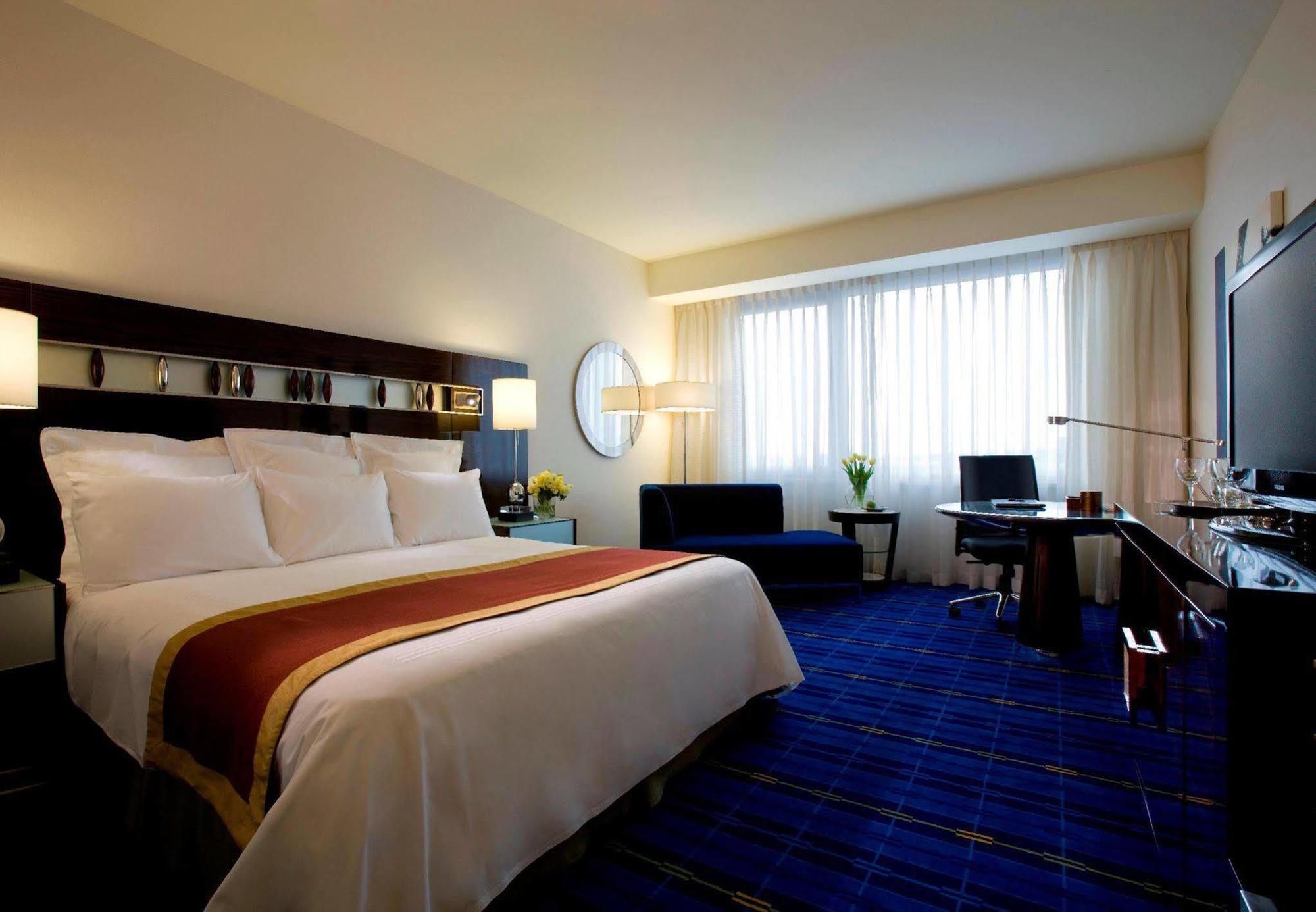 Hong Kong Skycity Marriott Hotel Szoba fotó A typical room at the Westin Palace Madrid