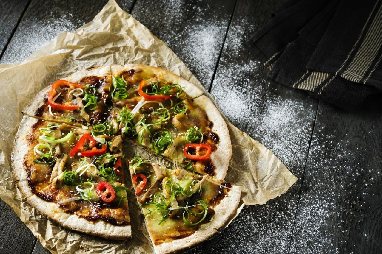 Hong Kong Skycity Marriott Hotel Kültér fotó Pizza with artichokes