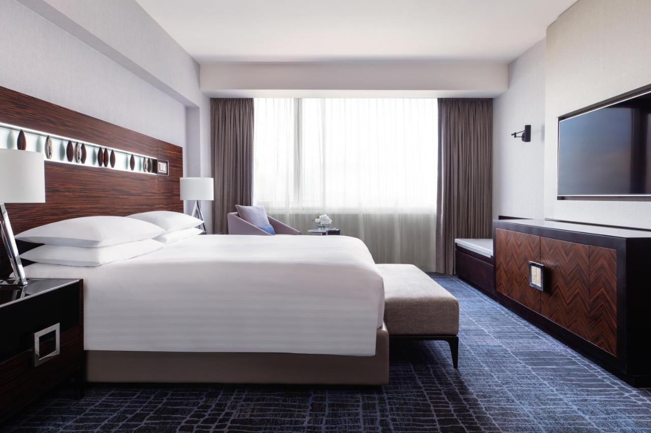 Hong Kong Skycity Marriott Hotel Kültér fotó A guest room at the Renaissance Boston Harborview